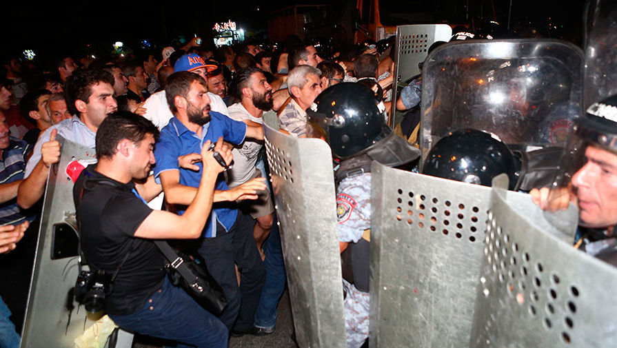 Столкновения протестующих с полицией около захваченного здания ППС в Ереване