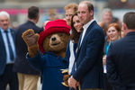 Медвеженок Паддингтон и члены королевской семьи во время благотворительного мероприятия на станции Паддингтон в Лондоне, 16 октября 2017 года
