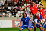 Артём Дзюба бьет по воротам в отборочном матче чемпионата Европы по футболу 2020 между сборными Кипра и России