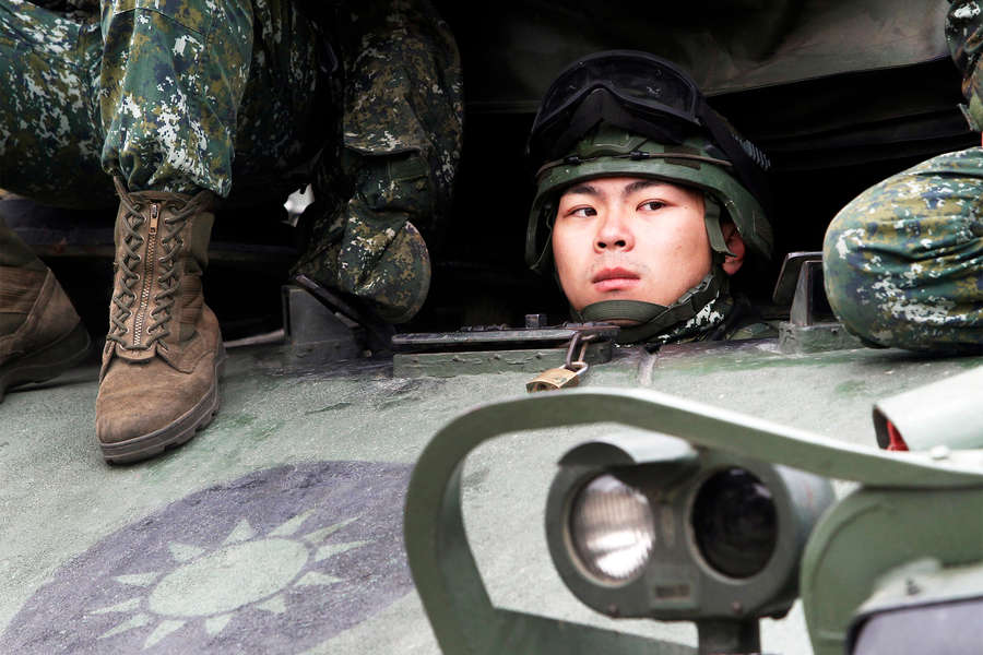 Тайваньский солдат во время военных учений в Тайчжуне