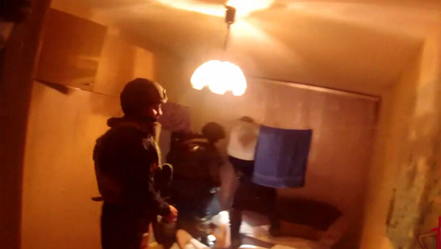 Опубликовано видео штурма квартиры россиянина, стрелявшего из ружья в полицейского