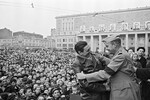 Встреча американских офицеров на митинге в честь Победы на площади Маяковского в Москве, 9 мая 1945 года