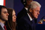 Билл Клинтон с дочерью Челси и ее супругом Марком Мезвински