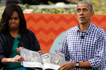 Барак и Мишель Обама читают детям сказку на лужайке Белого дома, 2016 год