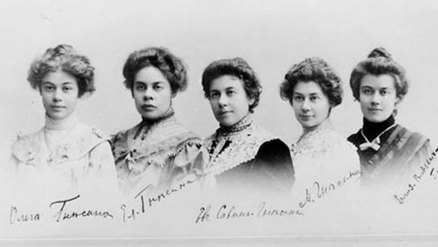 Сестры Гнесины. Слева направо: Ольга, Елена, Евгения, Мария и Елизавета 