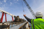 Рабочий на строительстве Крымского моста в Керченском проливе, декабрь 2017 года