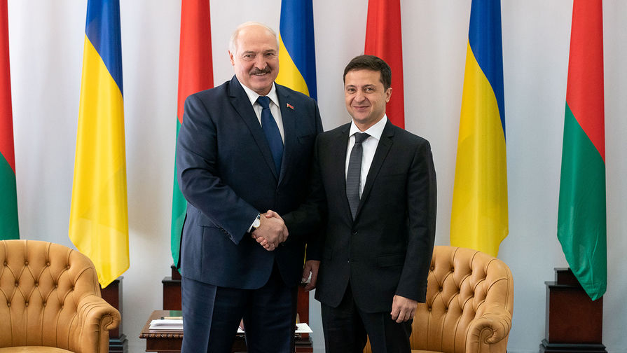 Президент Белоруссии Александр Лукашенко и президент Украины Владимир Зеленский во время встречи в Житомире, 4 октября 2019 года
