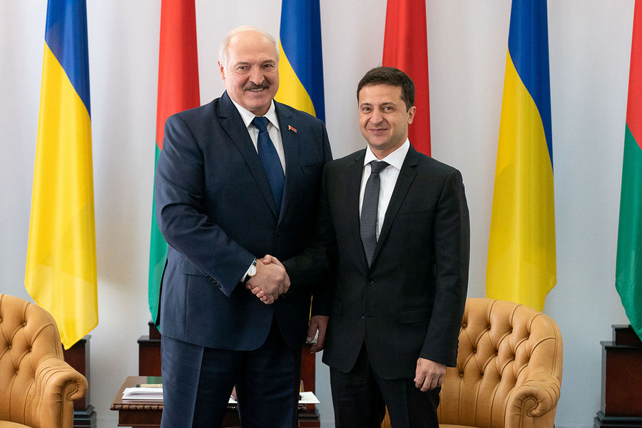 Президент Белоруссии Александр Лукашенко и президент Украины Владимир Зеленский во время встречи в Житомире, 4 октября 2019 года