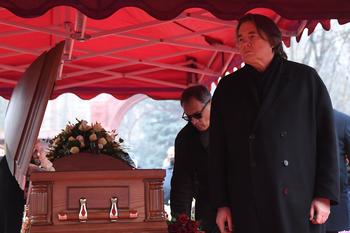 Вдова игоря. Эрнст на похоронах Градского.