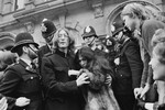 Джон Леннон и Йоко Оно покидают магистратский суд Мэрилебона в Лондоне после слушания по обвинению в хранении наркотиков, 19 октября 1968 года