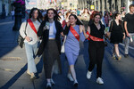 Выпускники школ идут на праздник «Алые паруса» в Санкт-Петербурге, 28 июня 2024 года