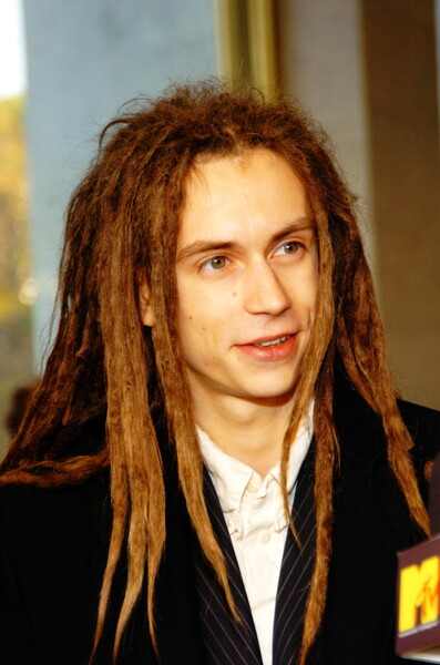 <b>Децл (1983&ndash;2019)</b>
<br><br>
К&nbsp;Децлу (Кириллу Толмацкому) на&nbsp;протяжении всей его карьеры относились неоднозначно, считая его и продюсерским проектом отца, и невероятно смелым человеком, решившим на&nbsp;пике популярности уйти в&nbsp;андеграунд; и бесталанным музыкантом, и одним из&nbsp;самых непонятых рэперов в&nbsp;истории России. Споры идут и сейчас, однако в&nbsp;2025-м, спустя много лет после смерти Толмацкого, ясно одно &ndash; как бы то ни было он легенда русского хип-хопа.
<br><br>
Кирилл ушел из&nbsp;жизни в&nbsp;2019-м, когда ему было 35&nbsp;лет. Сразу после выступления в&nbsp;Ижевске Децлу стало плохо, врачам не удалось спасти артиста, у&nbsp;которого случилась острая сердечная недостаточность. Запрещенных веществ в&nbsp;крови Толмацкого эксперты не нашли. Впоследствии его мать говорила, что трагедия могла случится из-за напряженной работы &ndash; обилия концертов и активной записи новых треков.