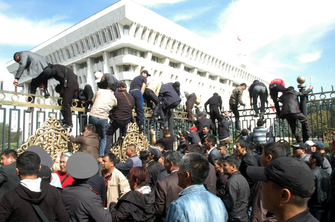 Протестующие попытались ворваться в здание парламента в Бишкеке 