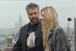 Люк Бессон и российская певица Лера Козлова на крыше отеля «Риц-Карлтон» в Москве