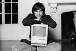 Презентация Macintosh, которую Джобс провел 24 января 1984 года в Университете Де Анза на ежегодном собрании акционеров, вошла в историю маркетинга. Джобс превратил простую презентацию в незабываемое шоу. Свое выступление он начал стихами Боба Дилана о том, что «времена меняются»