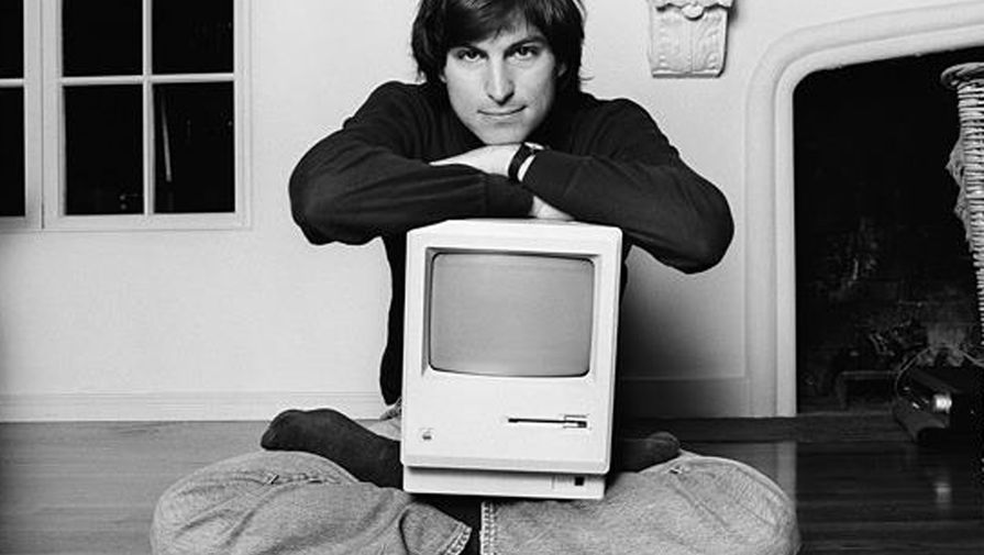 Презентация Macintosh, которую Джобс провел 24 января 1984 года в&nbsp;Университете Де Анза на&nbsp;ежегодном собрании акционеров, вошла в&nbsp;историю маркетинга. Джобс превратил простую презентацию в&nbsp;незабываемое шоу. Свое выступление он начал стихами Боба Дилана о&nbsp;том, что «времена меняются»