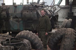 Военнослужащий ДНР во время ремонта трофейной техники на заводе по восстановлению военной техники