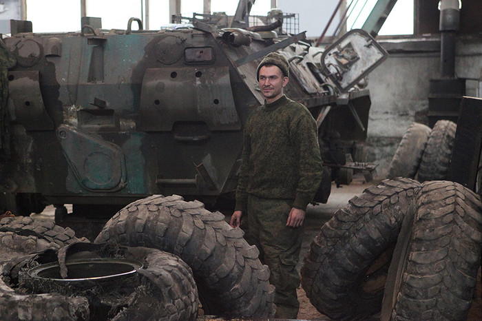 Военнослужащий ДНР во время ремонта трофейной техники на&nbsp;заводе по&nbsp;восстановлению военной техники