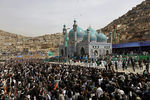Жители Кабула собрались возле храма Сахи и празднуют афганский Новый год — Навруз
