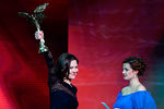 Актриса Елена Лядова (слева), получившая приз в номинации «Лучшая актриса» за фильм «Левиафан», на 28-й церемонии вручения национальной кинематографической премии «Ника» в театре фольклора «Русская песня»