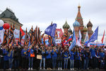 Участники шествия профсоюзов, посвященного Дню международной солидарности трудящихся, на Красной площади