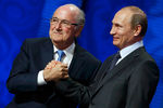 Президент России Владимир Путин и глава ФИФА Йозеф Блаттер