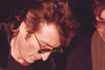 В 1980 году, после пятилетнего перерыва, Леннон выпустил свой седьмой сольный альбом «Double Fantasy». 8 декабря того же года он подписал его для Марка Чепмена (на фото), который спустя несколько часов выпустил в музыканта пять пуль, из которых четыре достигли цели. Полицейской машиной Леннон буквально за несколько минут был доставлен в госпиталь Рузвельта. Но попытки врачей спасти Леннона были тщетны — из-за большой кровопотери спустя 25 минут после нападения он скончался