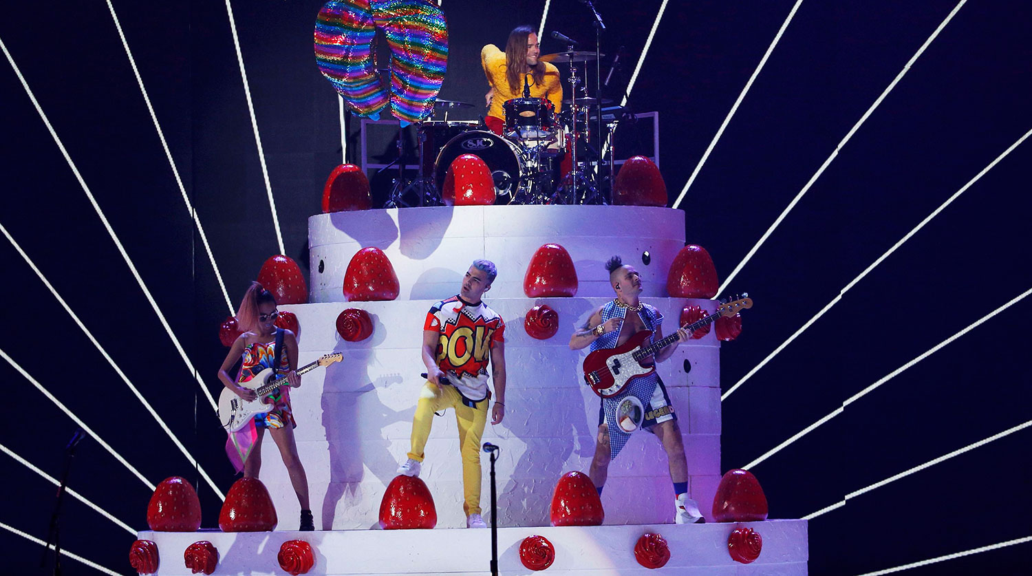 Группа DNCE выступает на Kids' Choice Awards 2016