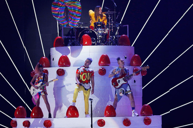 Группа DNCE выступает на Kids' Choice Awards 2016
