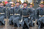 Военнослужащие Президентского полка во время церемонии развода пеших и конных караулов на Соборной площади Московского Кремля