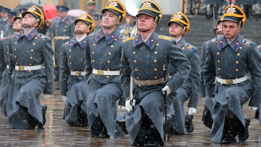 Военнослужащие Президентского полка во время церемонии развода пеших и конных караулов на&nbsp;Соборной площади Московского Кремля