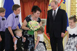 Владимир Путин и семья из Тверской области на церемонии вручения многодетным родителям ордена «Родительская слава»
