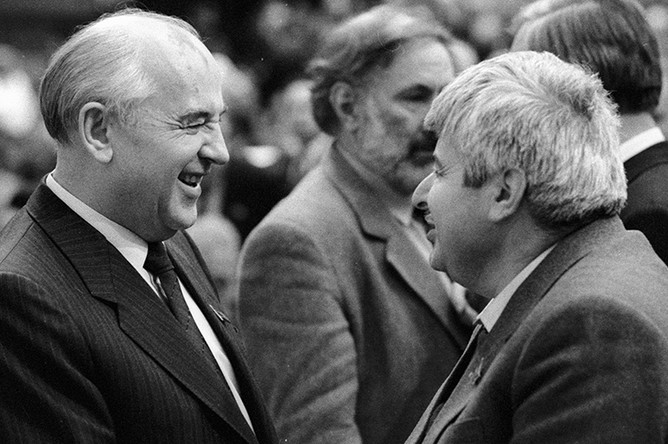 Генеральный секретарь ЦК КПСС, председатель Верховного Совета СССР Михаил Горбачев и Гавриил Попов, 1989 год