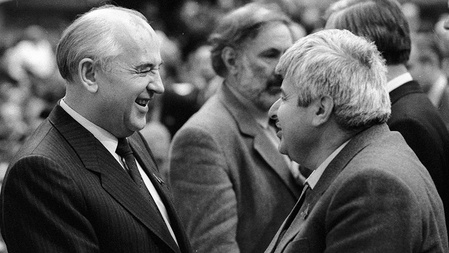 Генеральный секретарь ЦК КПСС, председатель Верховного Совета СССР Михаил Горбачев и Гавриил Попов, 1989 год
