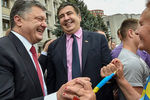 Петр Порошенко и Михаил Саакашвили во время общения с местными жителями после церемонии представления у Одесской областной администрации, 2015 год