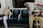 Пассажир лондонского метро с газетой The Daily Telegraph, 2010 год. Передовица «Шпион, который меня любил» — интервью с экс-супругом Анны Чапман