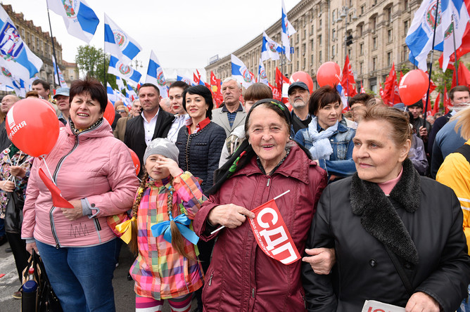 Участники первомайской демонстрации в Киеве, 1 мая 2017 года