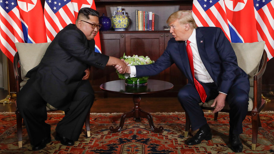 Высший руководитель КНДР Ким Чен Ын и президент США Дональд Трамп во время встречи на&nbsp;острове Сентоса в&nbsp;Сингапуре, 12 июня 2018 года