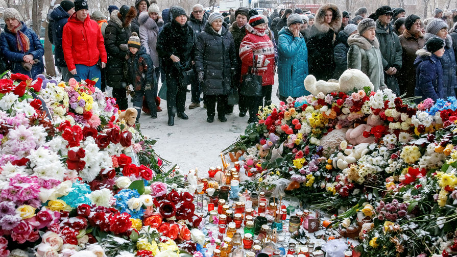 Мемориал на месте обрушения части многоэтажного жилого дома после взрыва в Магнитогорске, 3 января 2019 года