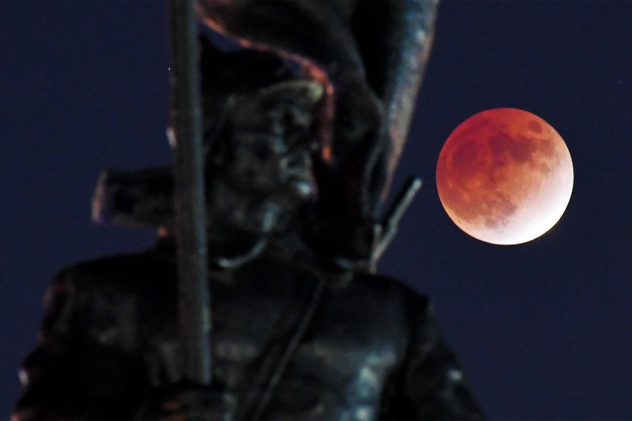 Частичное затмение Луны во Владивостоке на&nbsp;фоне памятника Борцам за&nbsp;власть Советов на&nbsp;центральной площади, 19&nbsp;ноября 2021&nbsp;года