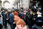 Вынос гроба с телом народного артиста России Валерия Гаркалина после церемонии прощания в учебном центре ГИТИСа в Москве, 23 ноября 2021 года
