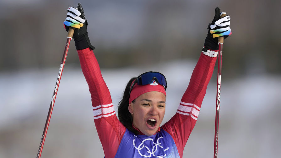 Олимпийская чемпионка, лыжница Степанова показала, как катается на лыжах в мае