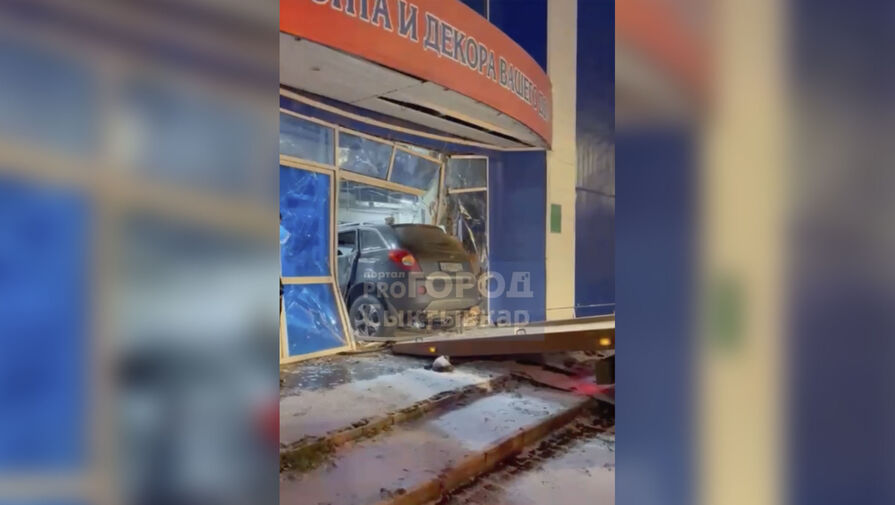 Появилось видео момента ДТП, где кроссовер протаранил торговый центр