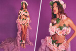 Хэйли Бибер в образе цветочной феи. Она повторила наряд супермодели Летициии Касты, в котором та была на шоу Yves Saint Laurent Couture в 1999 году
