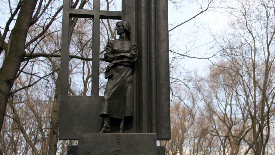 В Петербурге наказали 17-летнего юношу, который вскинул правую руку у памятника Берггольц