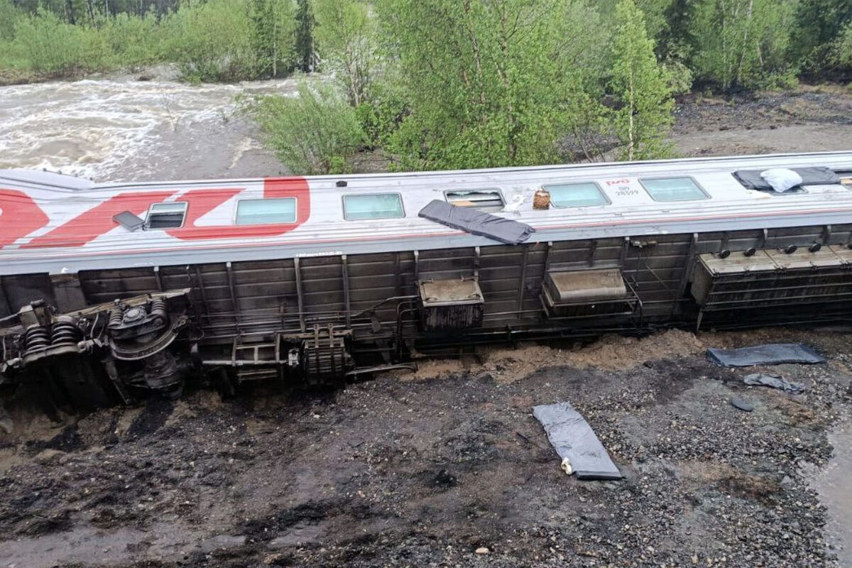 Очевидец крушения поезда в Коми рассказал, что спасатели пришли на место ЧП  пешком - Газета.Ru | Новости