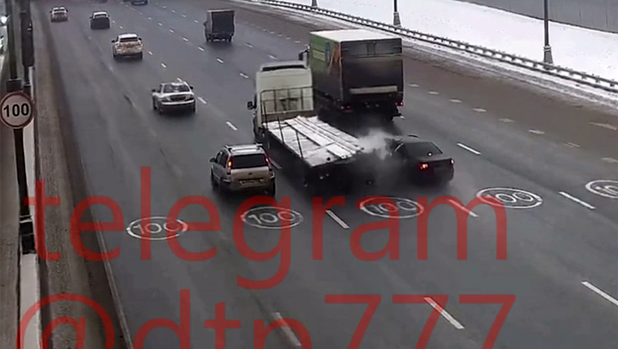 Автомобиль с человеком разбился на МКАД, и это попало на видео