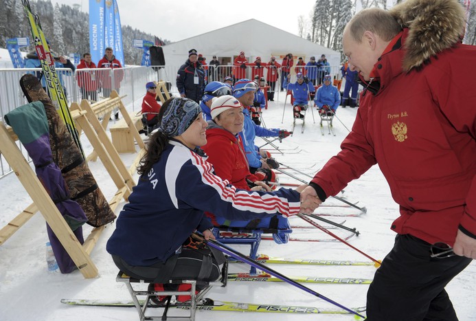 Владимир Путин приветствует спортсменов.
