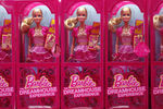Куклы Барби на витрине магазина в Barbie Dreamhouse. Берлин, май 2013 года
