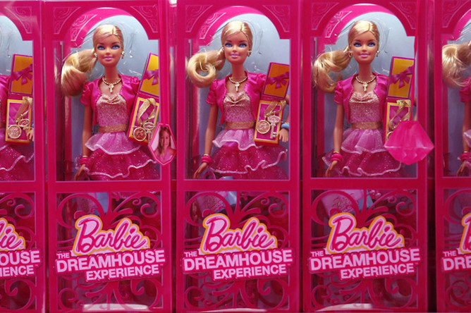 Куклы Барби на витрине магазина в Barbie Dreamhouse. Берлин, май 2013 года
